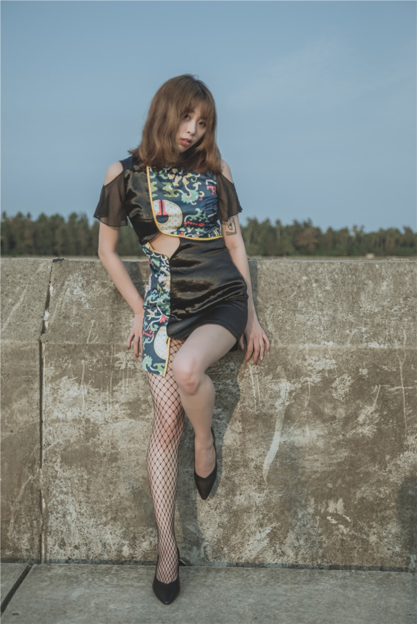 漂亮模特海边大胆露出