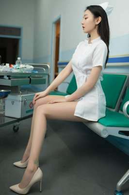 美女小护士安然肉丝美腿退烧治病