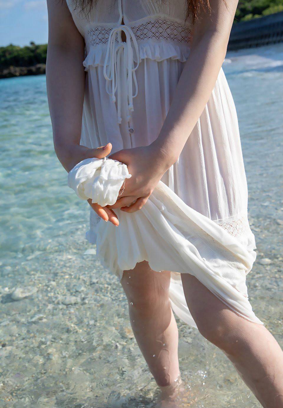 女郎独自徘徊在海滩