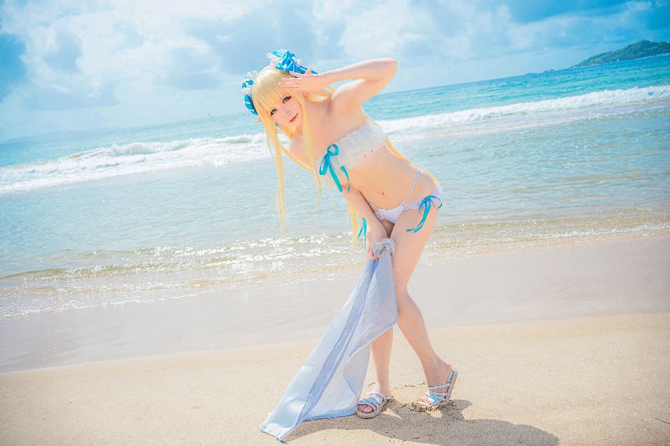 海边泳装猫耳小姐姐