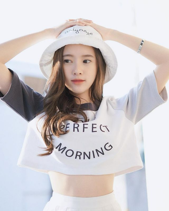 气质空灵邻家正妹让人看出神了！白嫩大长腿太吸睛，天菜的完美标准！