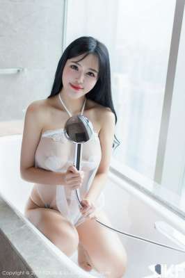 女神刘钰儿浴缸里薄如轻纱透视内衣秀浑圆豪乳撩人诱惑写真