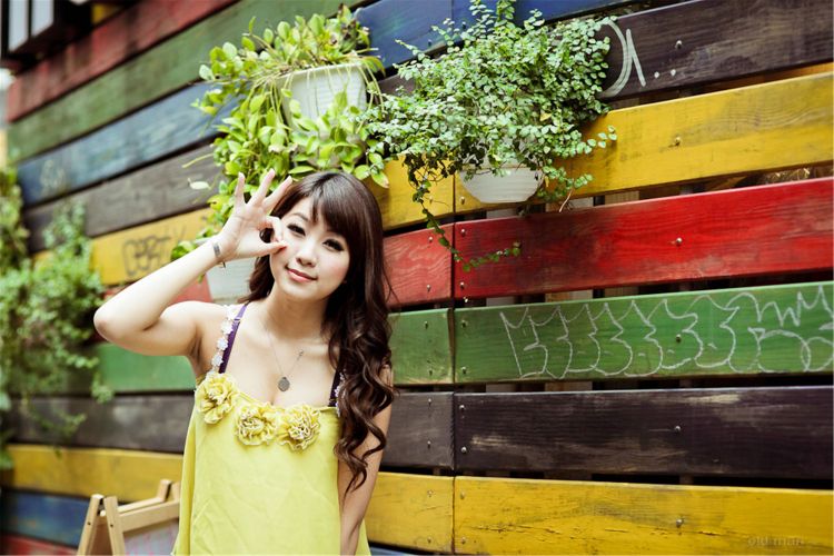 台湾青纯小美女中孝敦化午后街拍小雯Ivy