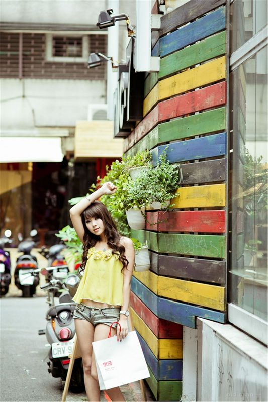 台湾青纯小美女中孝敦化午后街拍小雯Ivy