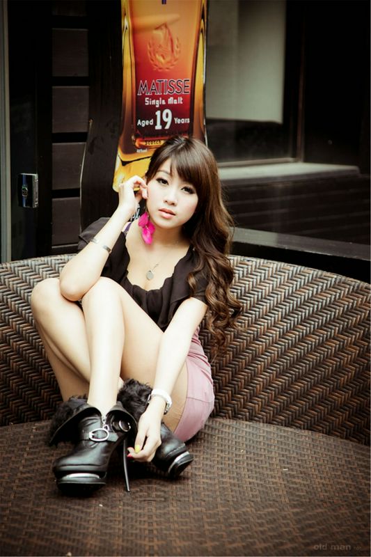 台湾青纯小美女中孝敦化午后街拍小雯Ivy