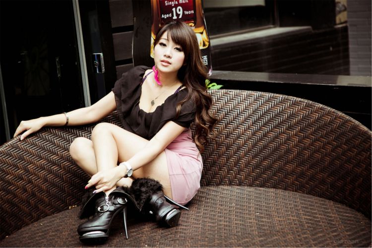 台湾青纯小美女中孝敦化午后街拍小雯Ivy