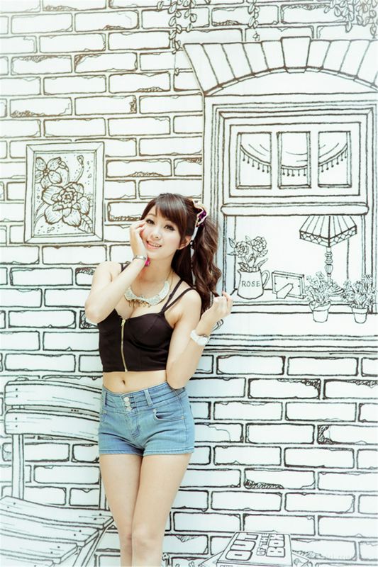 台湾青纯小美女中孝敦化午后街拍小雯Ivy