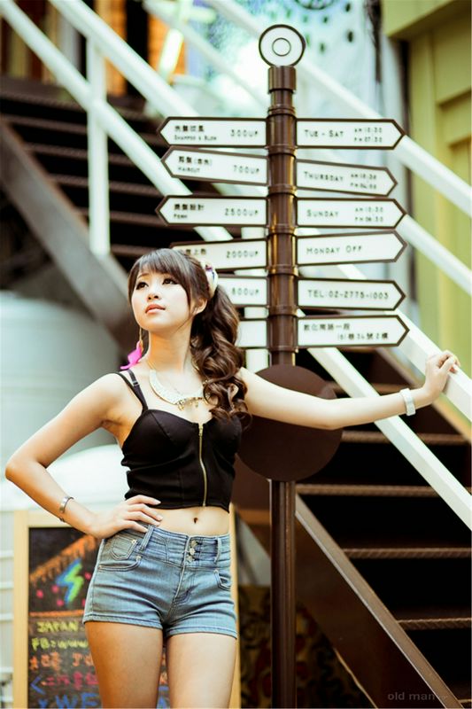 台湾青纯小美女中孝敦化午后街拍小雯Ivy