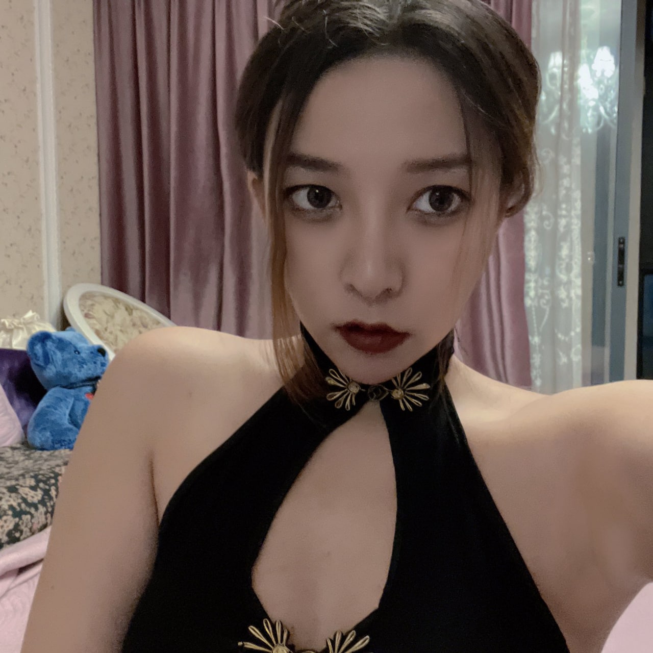 穷玩车，富玩表，没钱我就玩玩屌，躺在床上导一导，舒服一秒是一秒