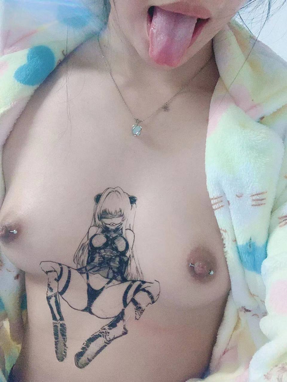 穷玩车，富玩表，没钱我就玩玩屌，躺在床上导一导，舒服一秒是一秒