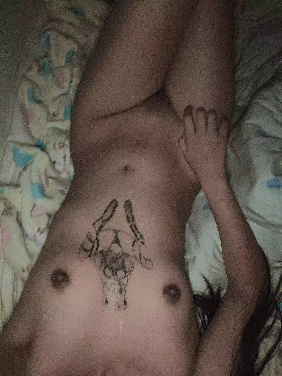 穷玩车，富玩表，没钱我就玩玩屌，躺在床上导一导，舒服一秒是一秒