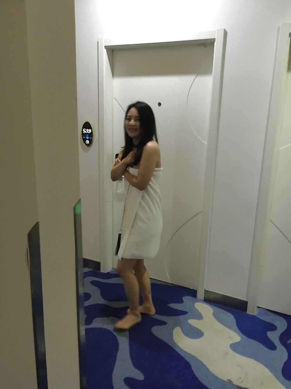 穷玩车，富玩表，没钱我就玩玩屌，躺在床上导一导，舒服一秒是一秒