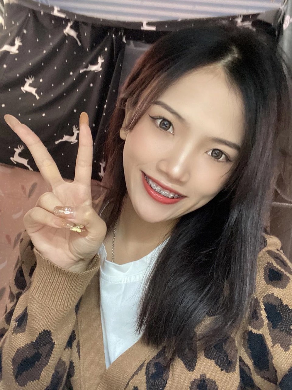 穷玩车，富玩表，没钱我就玩玩屌，躺在床上导一导，舒服一秒是一秒