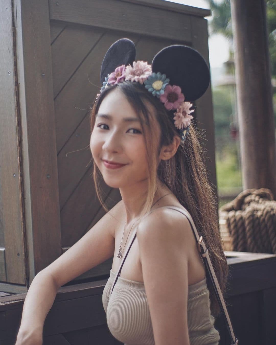 甜美大波学生妹  胸前很有料