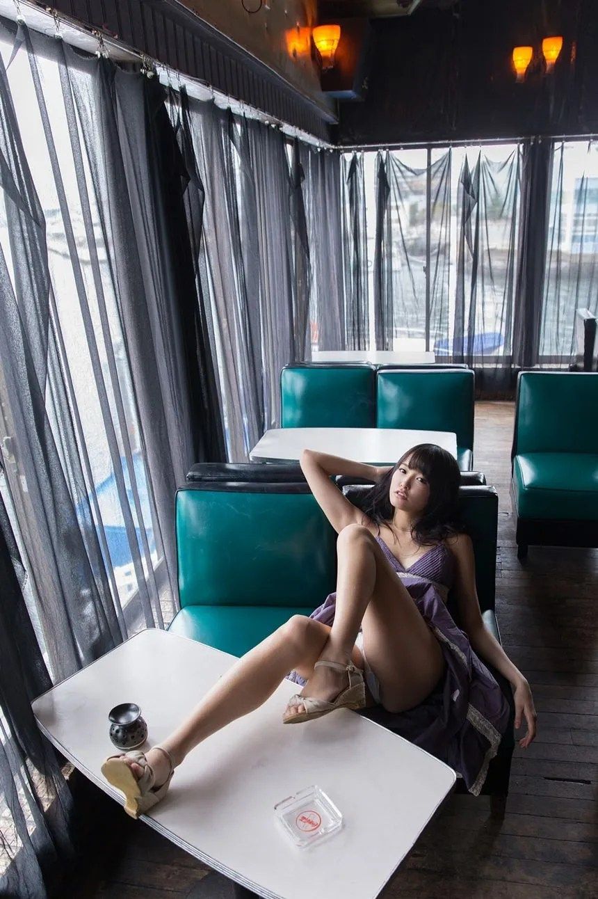 一把撕掉露出腿来。野性难驯。不野就不够味了你说是吧？