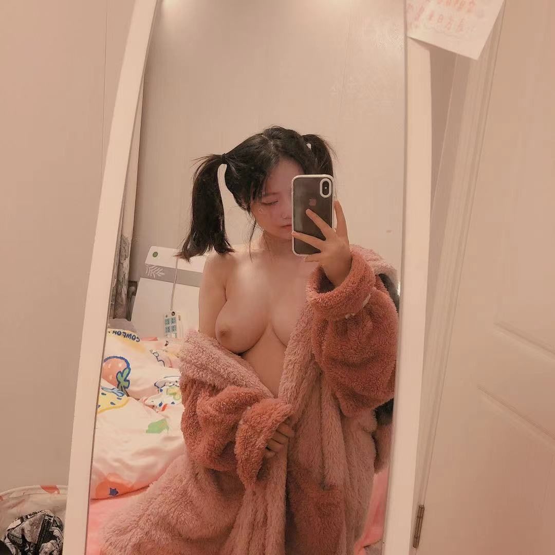 国产崛起 镜子前爱自拍的女孩子