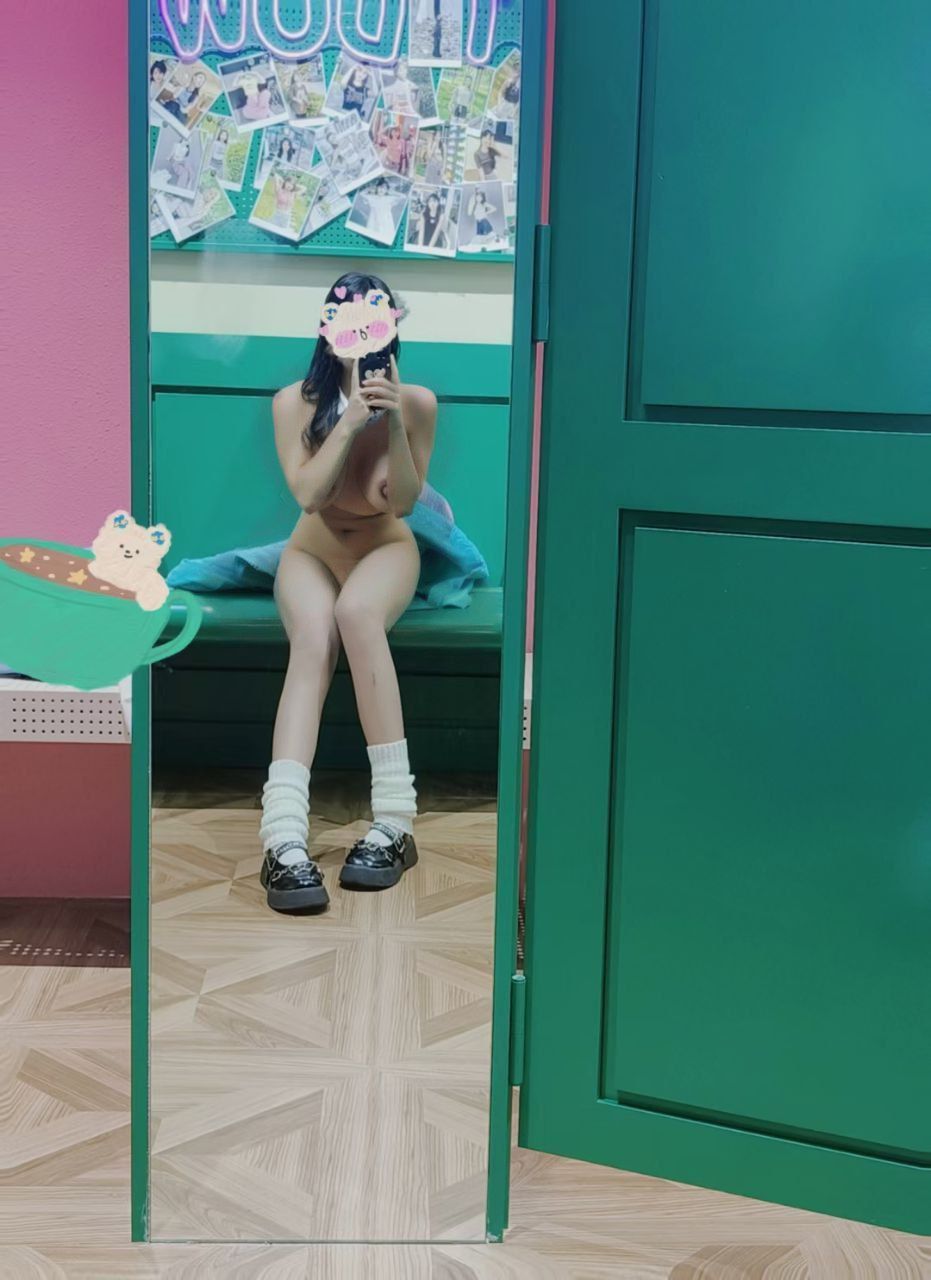 国产崛起 镜子前爱自拍的女孩子