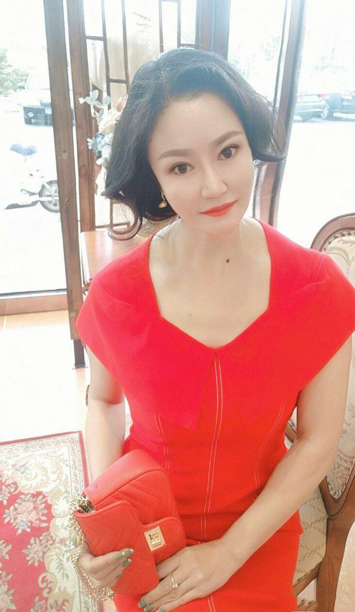 来自熟妇自拍素图第二期[137P]