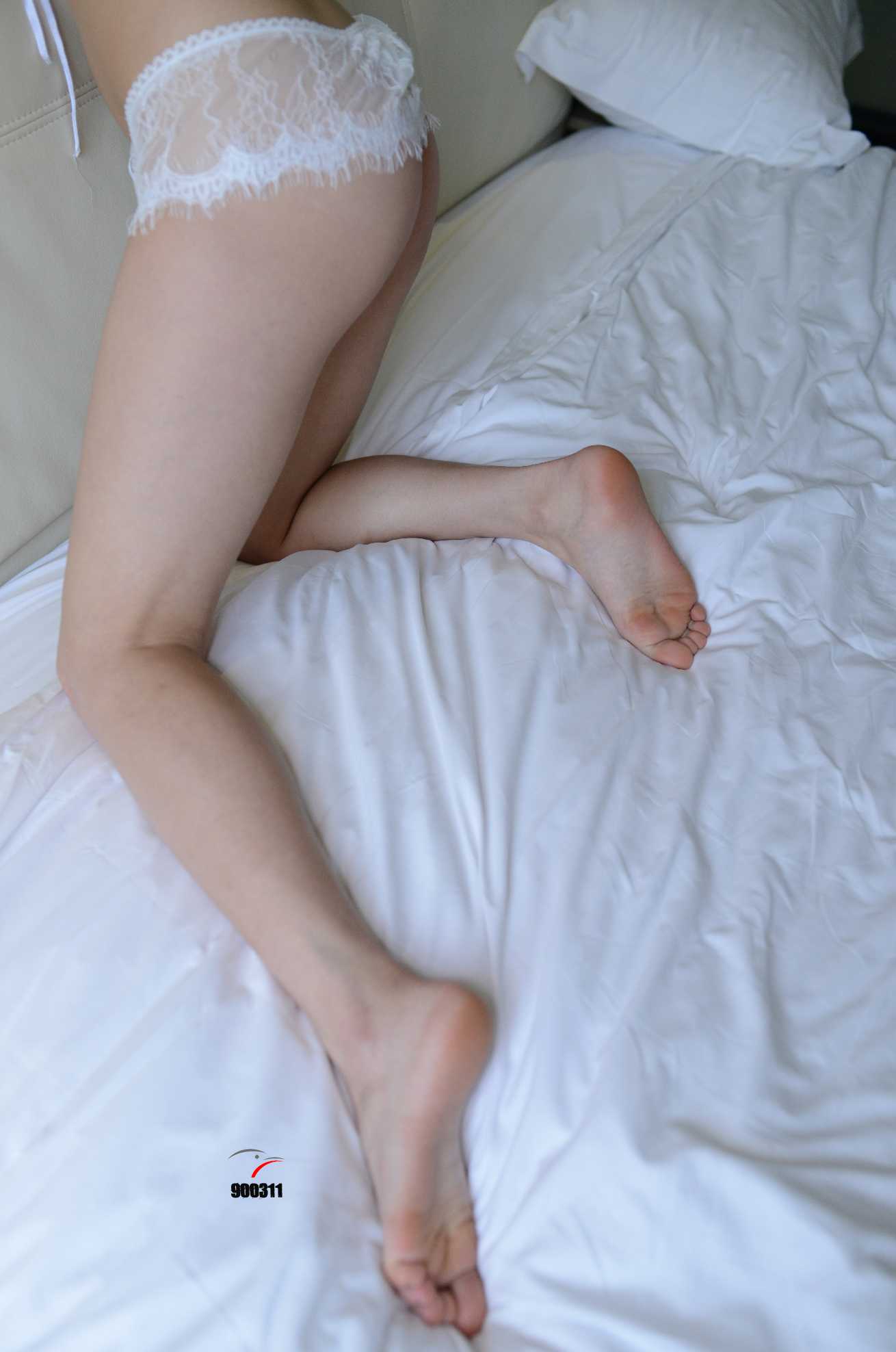 透明蕾丝明媚女子