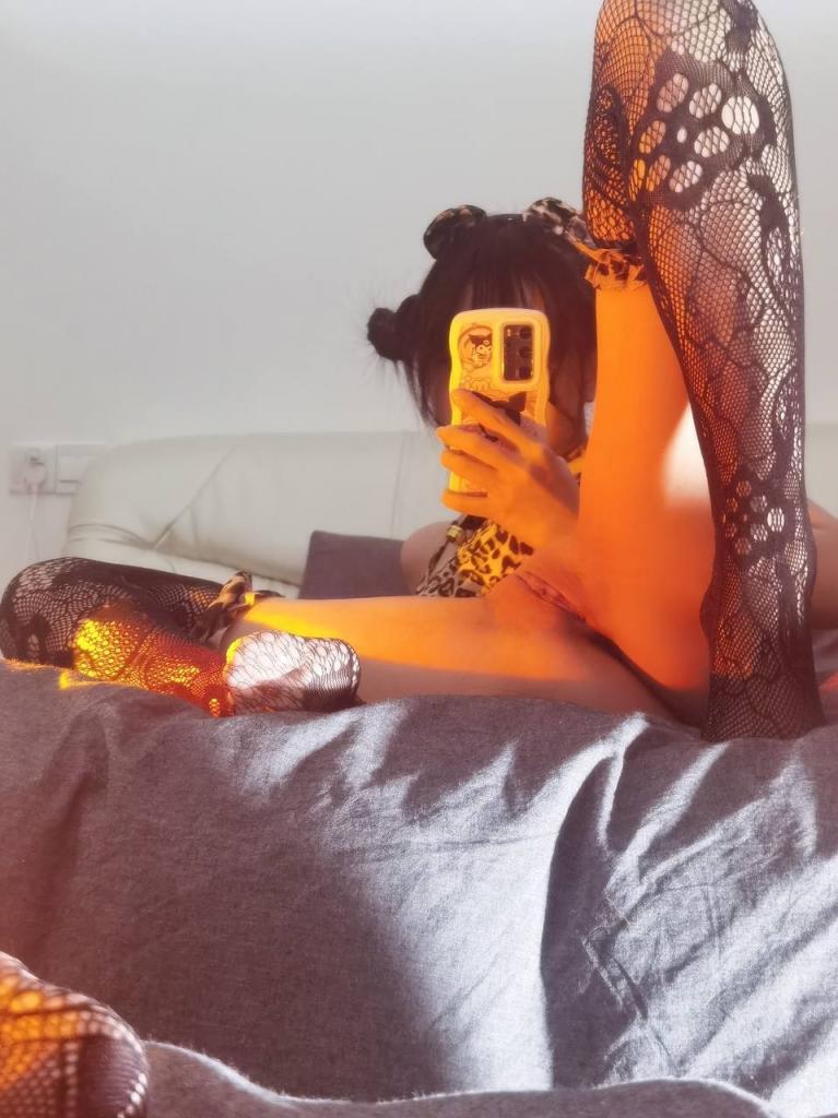 春暖花开，路上的内裤若隐若现