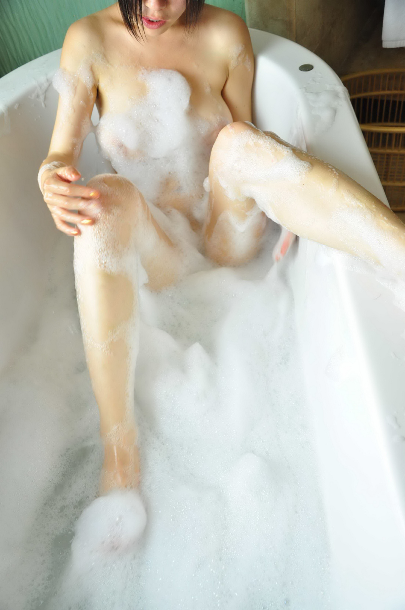 浴缸中洗澡的白嫩妹子