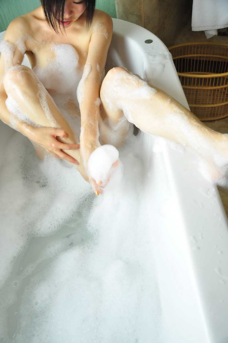 浴缸中洗澡的白嫩妹子