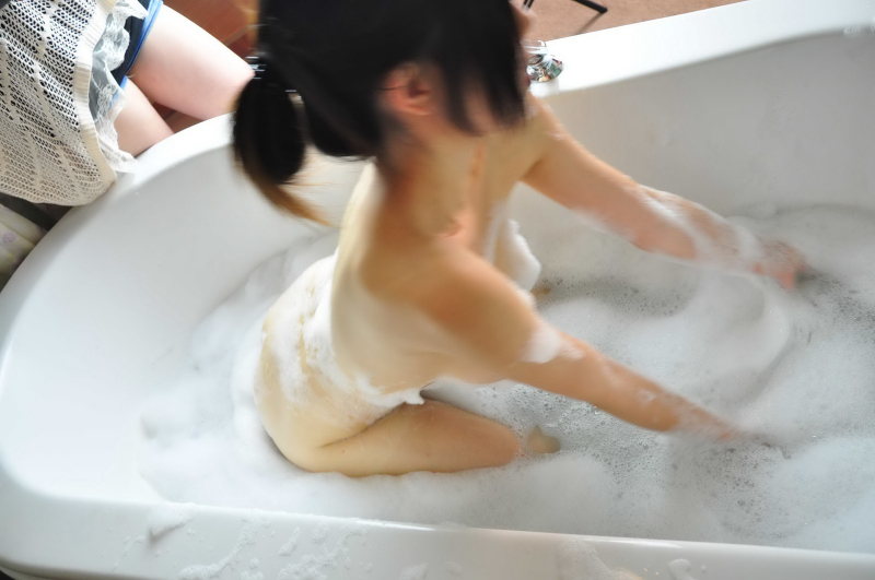 浴缸中洗澡的白嫩妹子