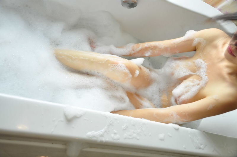 浴缸中洗澡的白嫩妹子