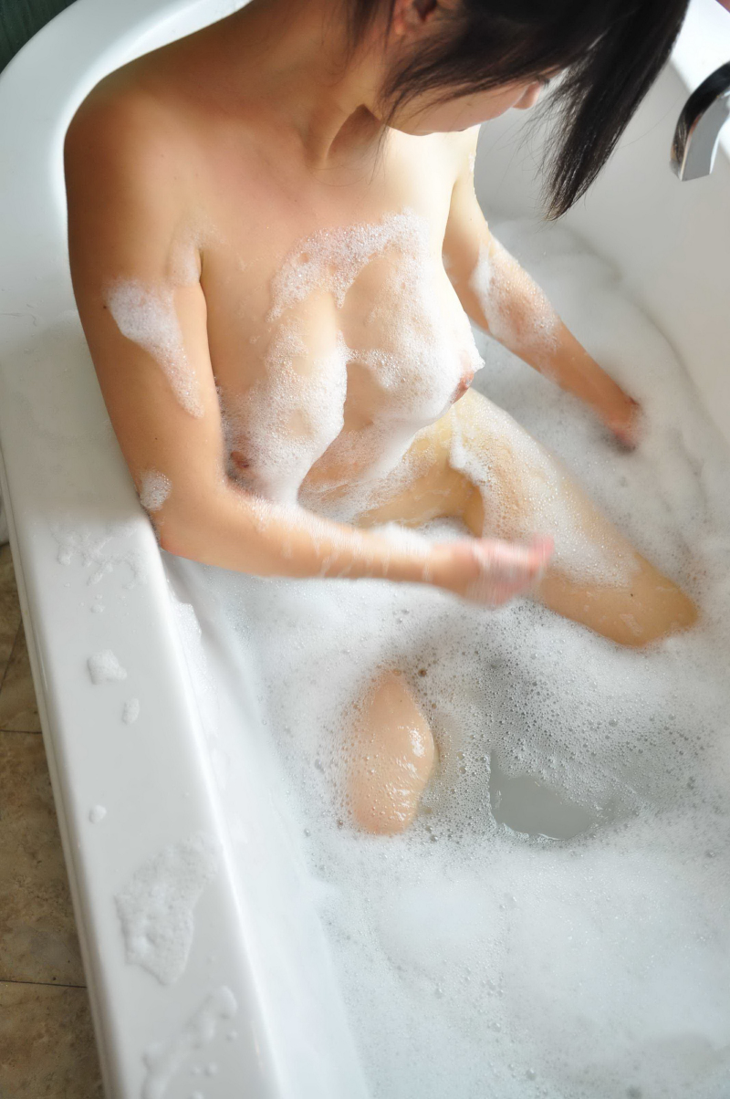 浴缸中洗澡的白嫩妹子