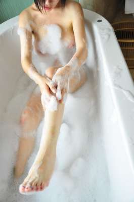 浴缸中洗澡的白嫩妹子