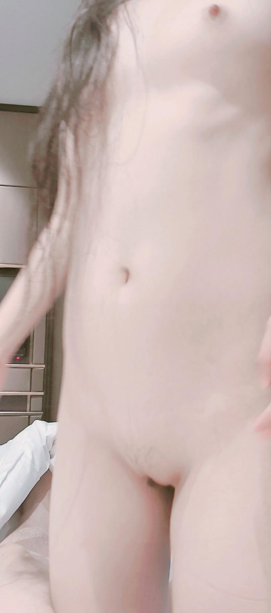 黑色、白丝、双丝，我的三角禁区谁想探秘，想要我给你拍专属吗？看玩法，手势