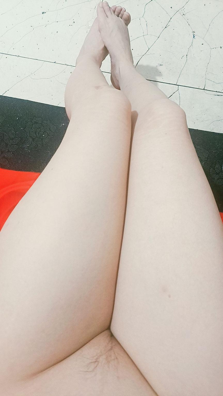 黑色、白丝、双丝，我的三角禁区谁想探秘，想要我给你拍专属吗？看玩法，手势