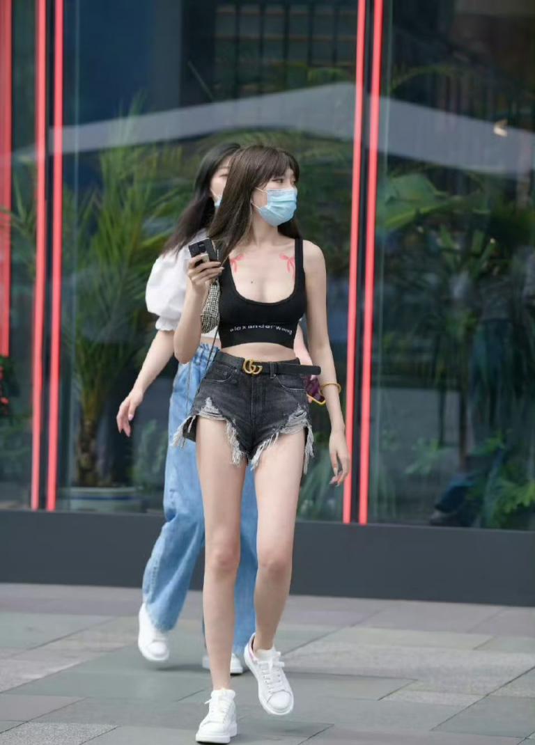 热裤无限接近逼