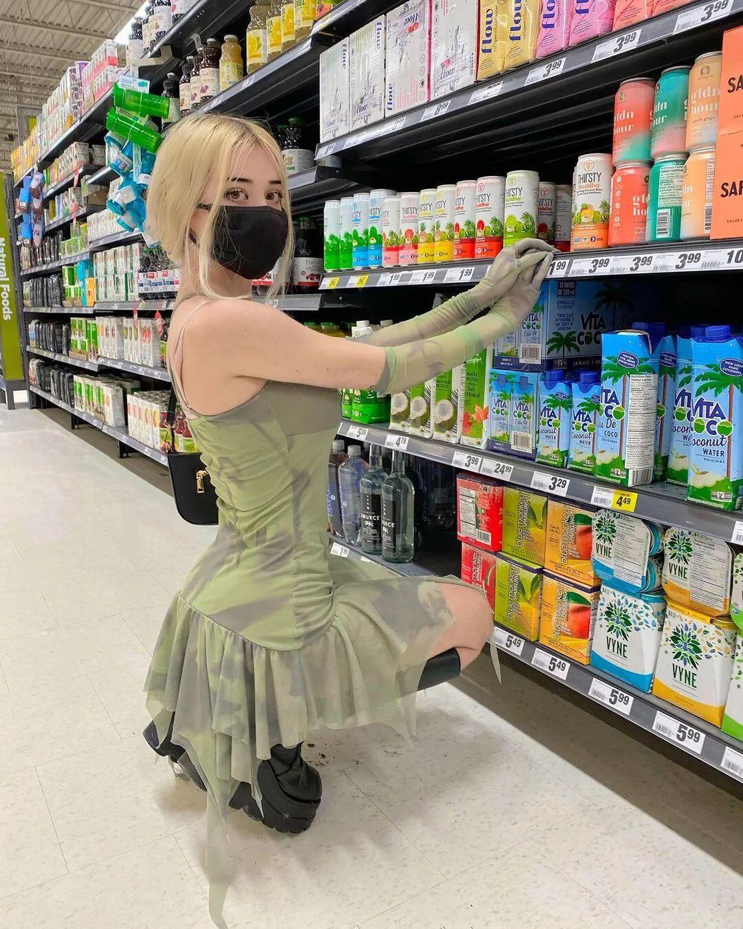 嫩妹，媚眼如丝，酥腰撩人，拉丝了