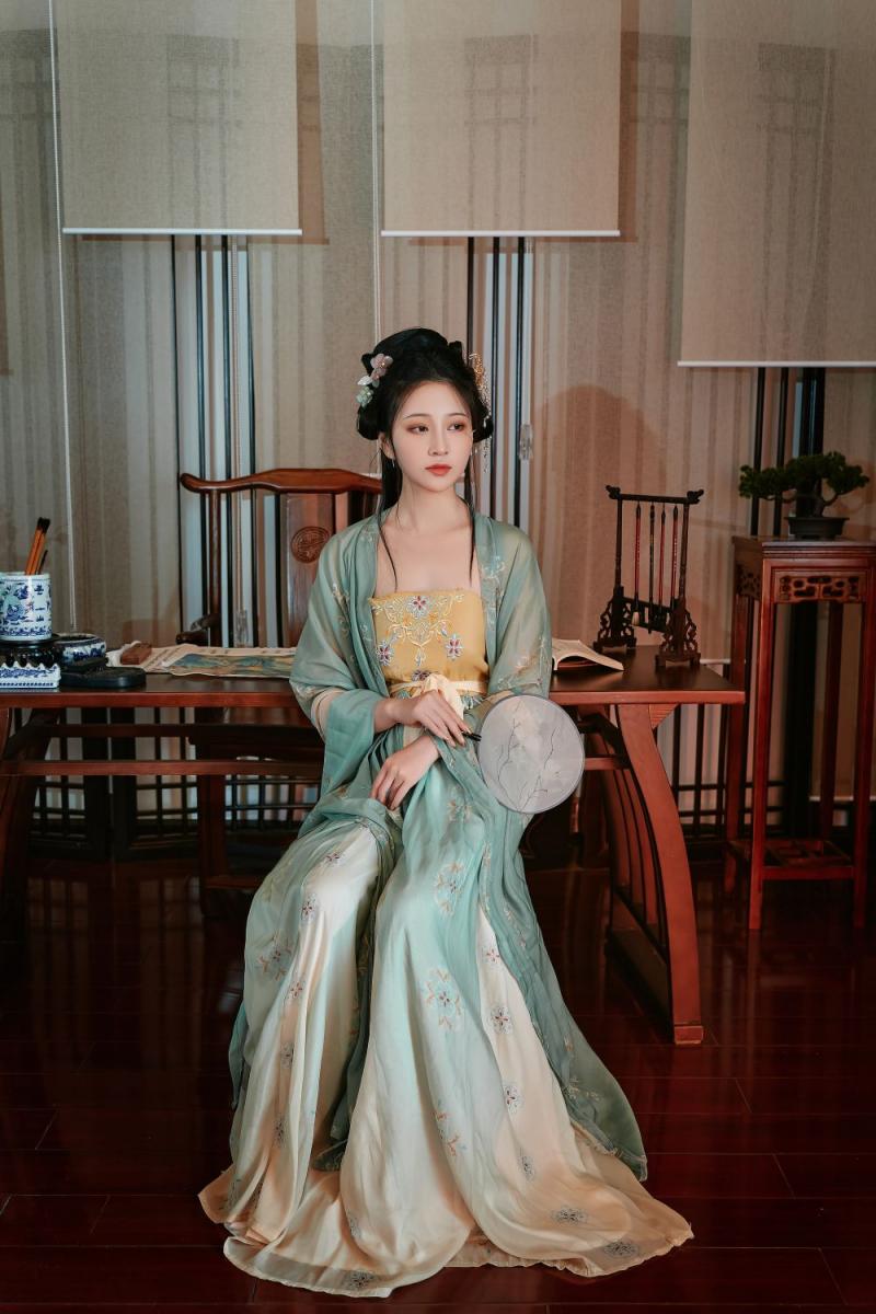 古装妹子极品圆润的美乳