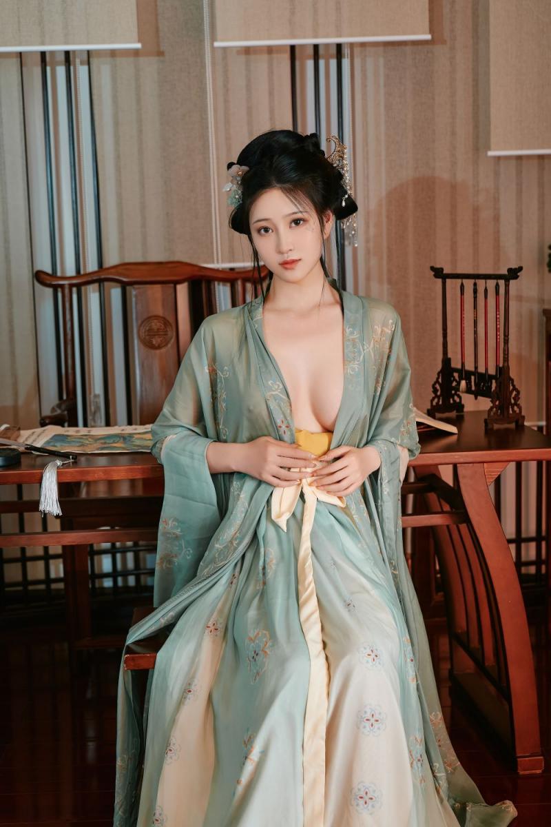 古装妹子极品圆润的美乳