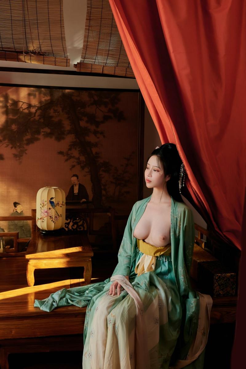 古装妹子极品圆润的美乳