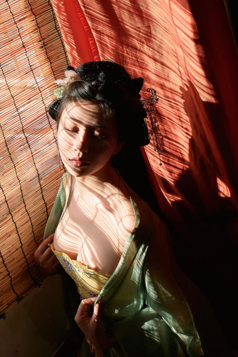 古装妹子极品圆润的美乳