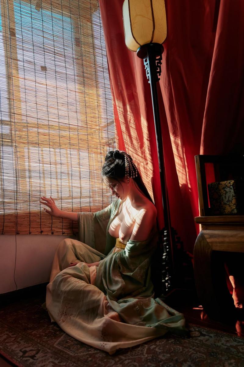 古装妹子极品圆润的美乳