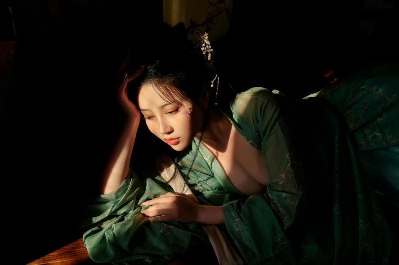 古装妹子极品圆润的美乳