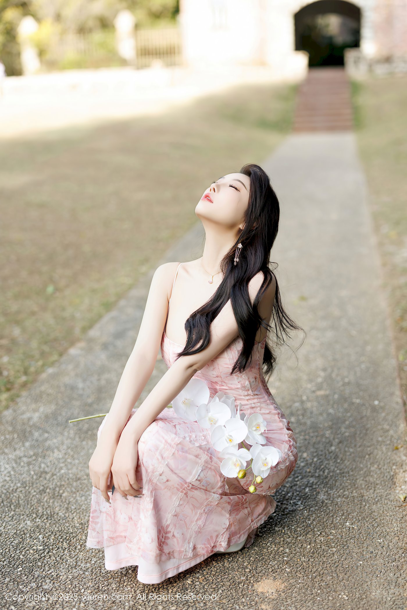 迷人漂亮的杨晨晨Yome粉色连衣裙白色丝袜性感写真翘臀杨柳腰[28P]