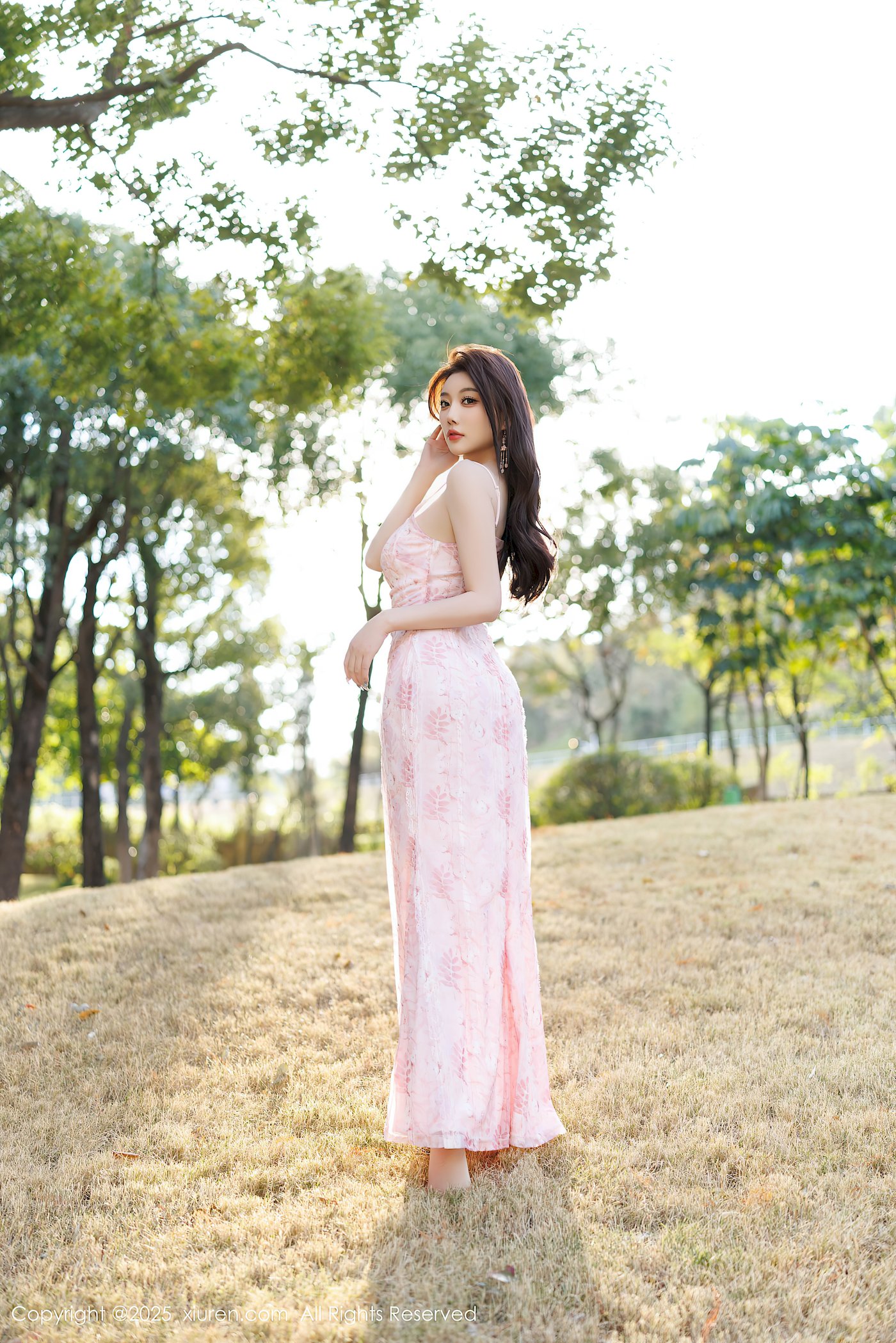 迷人漂亮的杨晨晨Yome粉色连衣裙白色丝袜性感写真翘臀杨柳腰[28P]