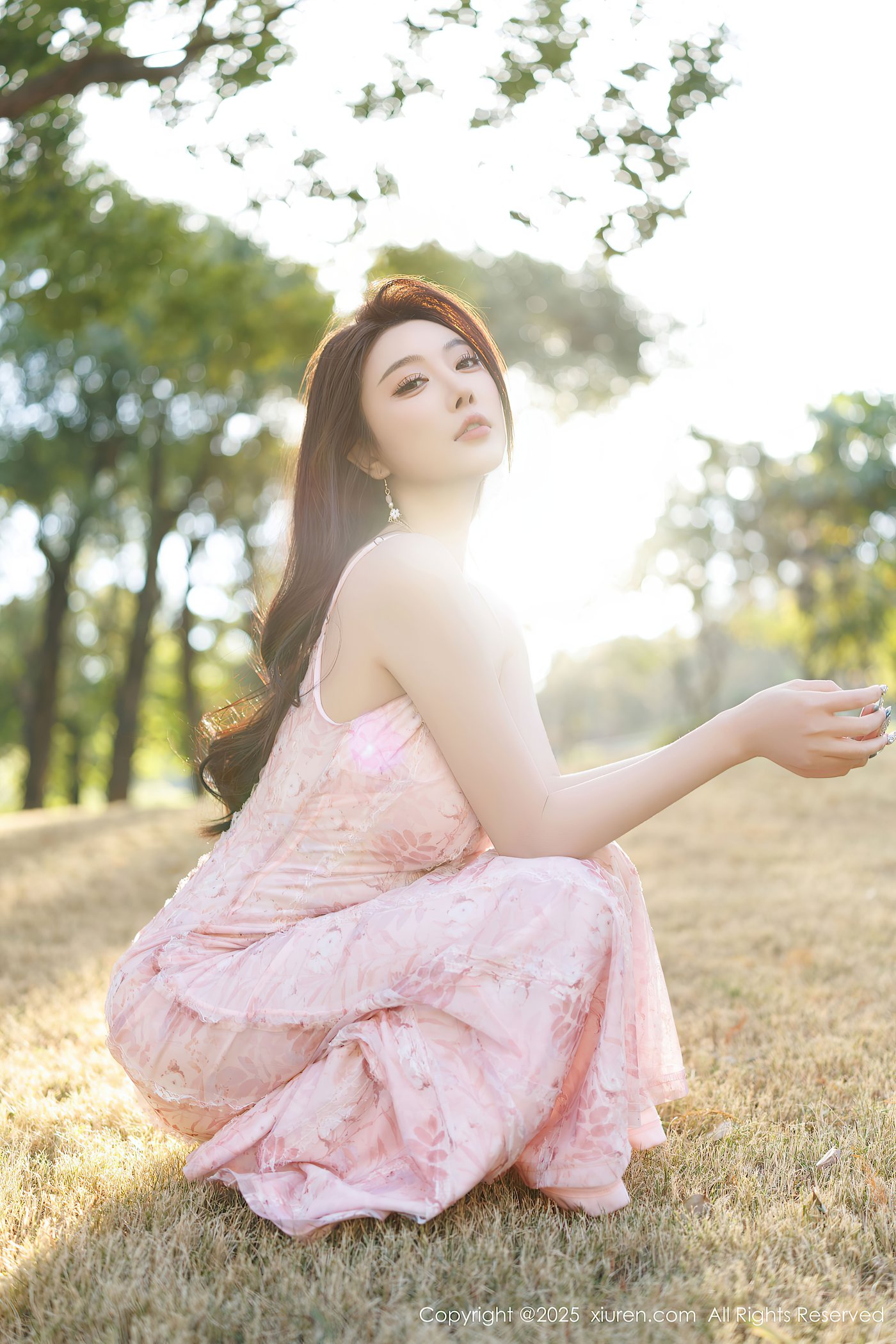 迷人漂亮的杨晨晨Yome粉色连衣裙白色丝袜性感写真翘臀杨柳腰[28P]