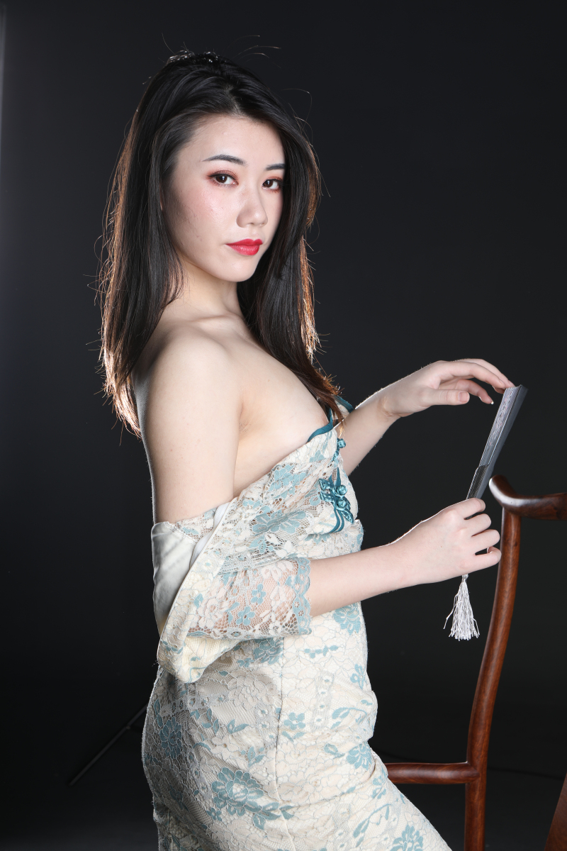 气质挺不错的极品旗袍美少妇