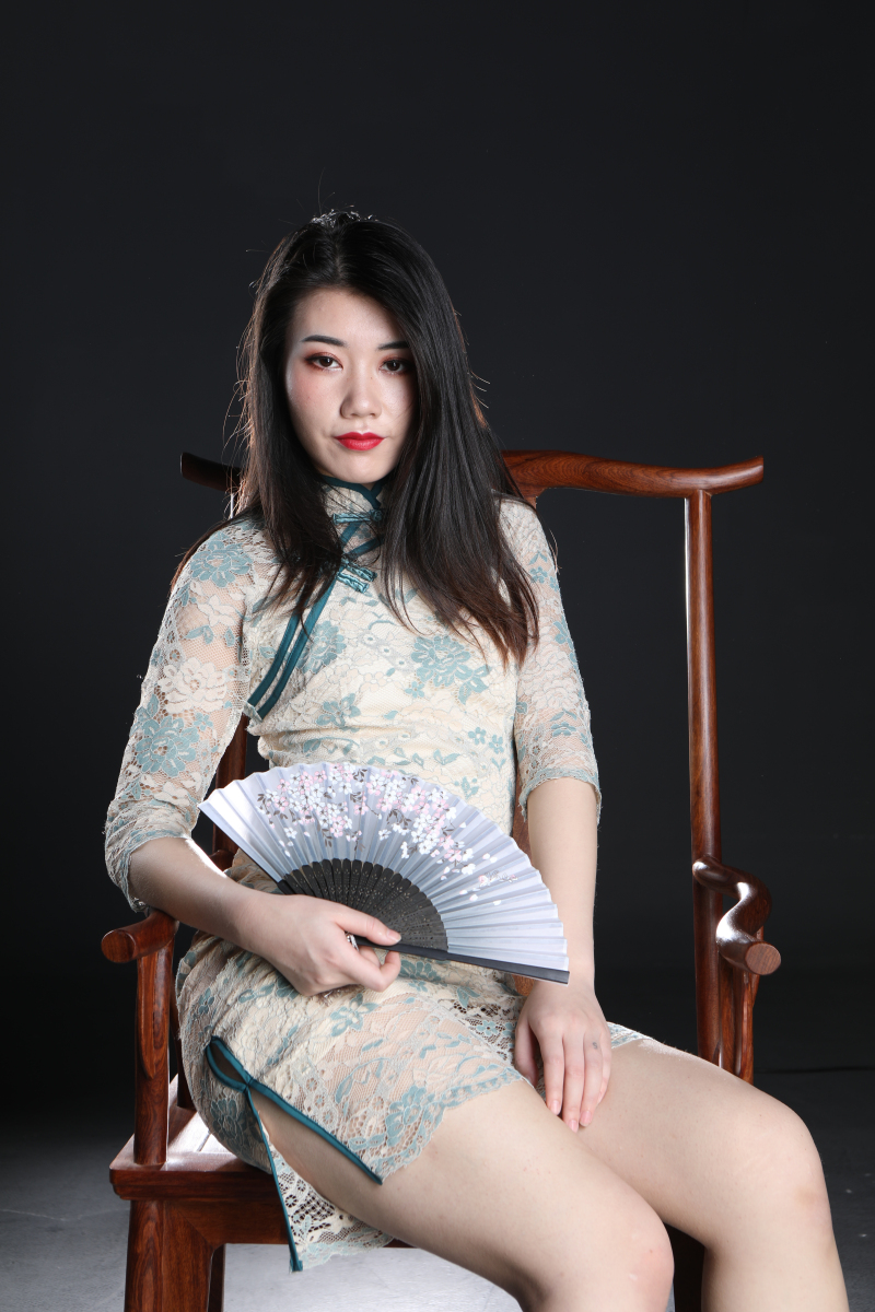 气质挺不错的极品旗袍美少妇