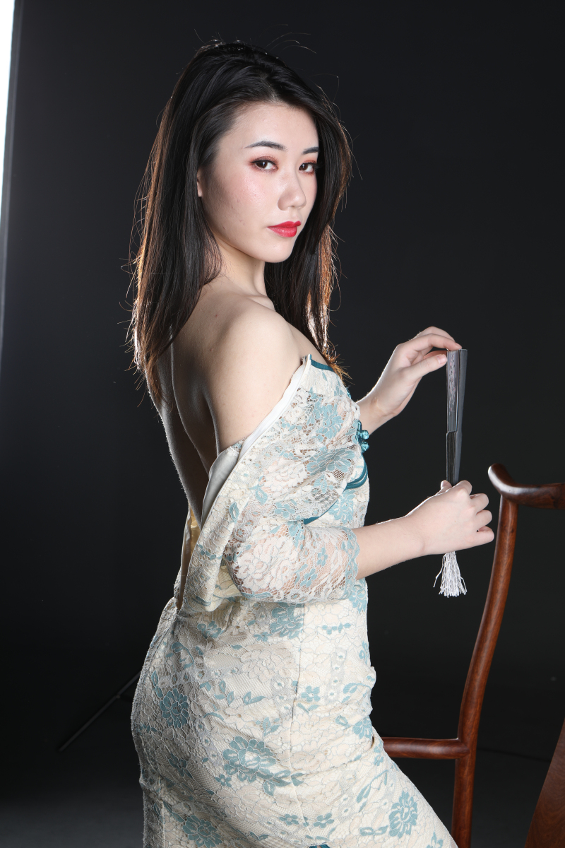 气质挺不错的极品旗袍美少妇