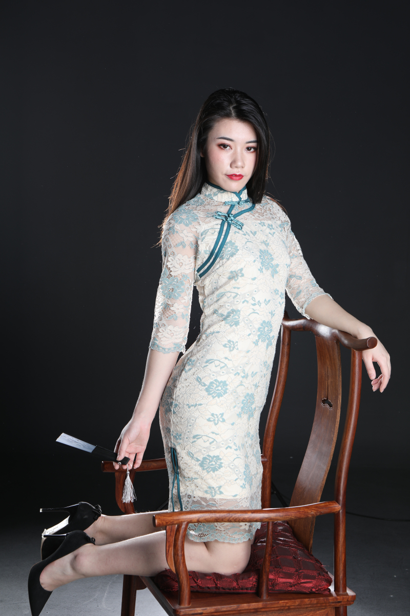 气质挺不错的极品旗袍美少妇