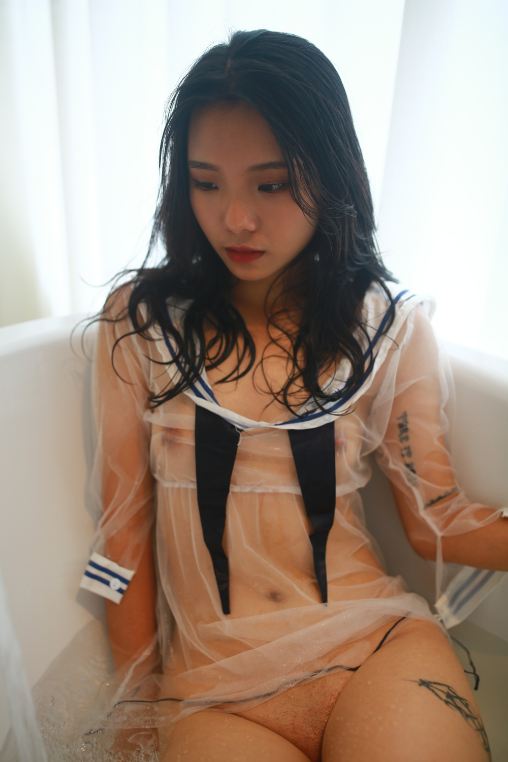 美妙的女子好想一起共浴