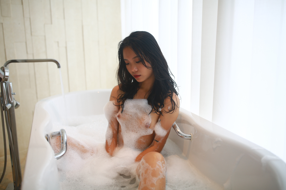 美妙的女子好想一起共浴