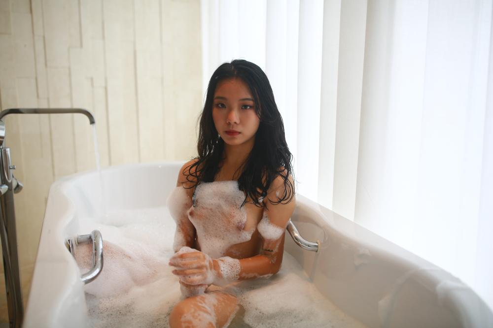 美妙的女子好想一起共浴